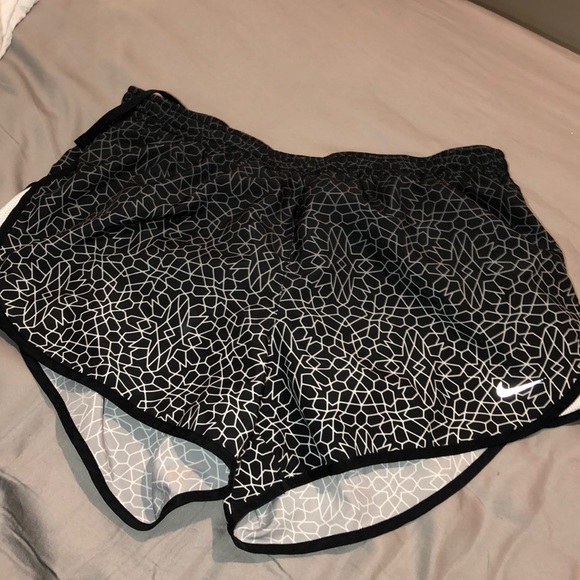 Nike Pants - ⚡️patterned Nike shorts !